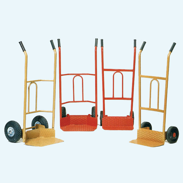 Carrelli porta pacchi realizzati in acciaio verniciato a polvere,spalliera stondata larga in tubolare e pianale in lamiera striata. Ruote pneumatiche con mozzo in acciaio e cuscinetto a rulli. Portata 200 KG