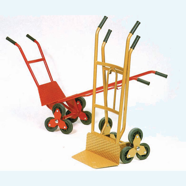 Carrello con ruote saliscale in gomma piena e doppio manico per essere utilizzato da 2 persone.
Realizzato in acciaio verniciato a polvere.
Dimensioni piano mm 250×500.
Spalliera in tubolare.
Portata kg 200.